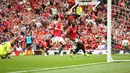 Penyerang Manchester United, Romelu Lukaku (kanan) saat memasukan bola ke gawang West Ham United pada pertandingan perdana Liga Inggris di Old Trafford, Manchester, Inggris, (13/8). Lukaku mencetak dua gol di pertandingan ini. (AP Photo/Dave Thompson)