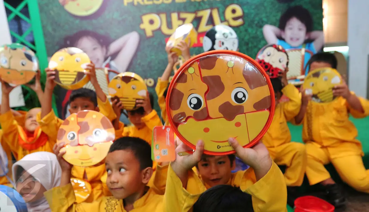 Anak-anak menunjukkan puzzle lunch set saat peluncuran Technoplast puzzle lunch set, Jakarta, Jumat (7/10). Inovasi puzzle lunch set disain oleh kreasi anak bangsa yang terpilih di Technoplast Product Desaign Competition. (Liputan6.com/Angga Yuniar)