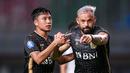 <p>Pemain Bhayangkara FC, Henry Matias Mier Codina (kanan) melakukan selebrasi bersama rekannya setelah mencetak gol penyeimbang 1-1 pada laga lanjutan BRI Liga 1 2023/2024 antara Bhayangkara FC melawan Persib Bandung di Stadion Patriot Candrabhaga, Bekasi, Sabtu (23/09/2023). (Bola.com/Bagaskara Lazuardi)</p>