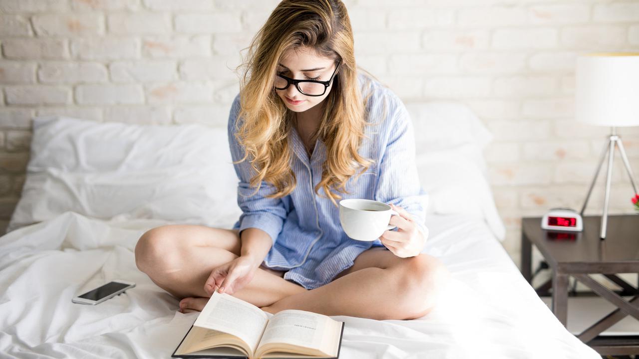 Membaca di tempat tidur pagi hari