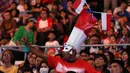 Dukungan suporter Indonesia saat final bulutangkis beregu putra SEA Games 2015.  (Bola.com/Arief Bagus)