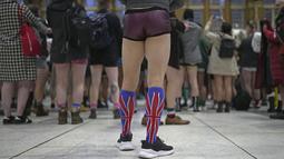 Orang-orang berkumpul di sebuah stasiun saat mengikuti acara tahunan "No Trousers Tube Ride" di London, Minggu (8/1/2023). Komuter mengambil bagian dalam 'No Trousers Tube Ride' tahunan di London Underground, menantang cuaca musim dingin yang dingin untuk naik transportasi umum dengan pakaian dalam mereka. (AP Photo/Kin Cheung)