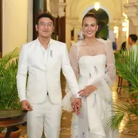 Sikap tertutup Nadine Chandrawinata dan Dimas Anggara selama menjalin kisah asmara berubah saat resmi jadi pasangan suami istri. Hal itu terlihat saat konferensi pers pasca resepsi di Marina Batavia, Jakarta Utara. (Adrian Putra/Bintang.com)