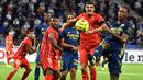 Bek Lyon, Rafael Peirera da Silva, berebut bola dengan bek Nimes, Anthony Briancon, pada laga lanjutan Liga Prancis di Stadion Groupama, Sabtu (19/9/2020) dini hari WIB. Lyon bermain imbang 0-0 atas Nimes. (AFP/Jean-Philippe Ksiazek)