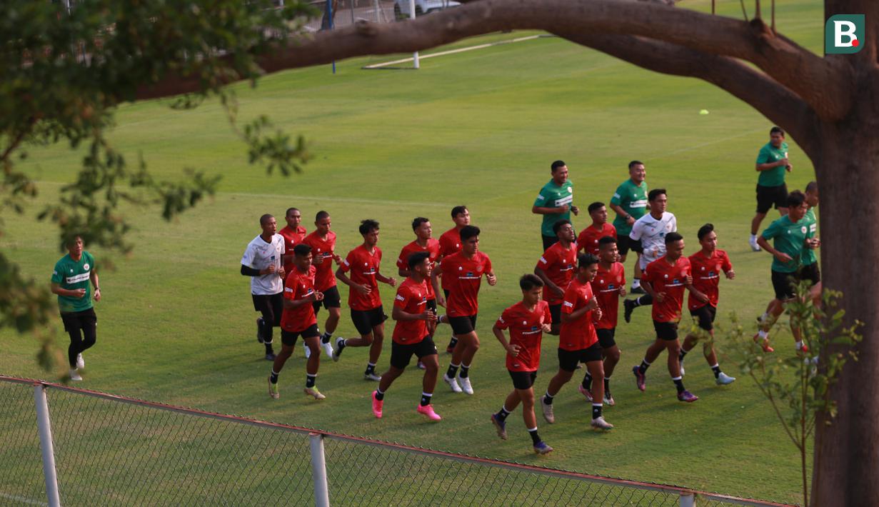 Sejumlah pemain dan tim pelatih Timnas Indonesia U-23 berlari saat melakukan latihan perdana menjelang Piala AFF U-23 yang berlangsung di Lapangan A, Senayan, Jakarta, Kamis (10/08/2023). (Bola.com/Bagaskara Lazuardi)