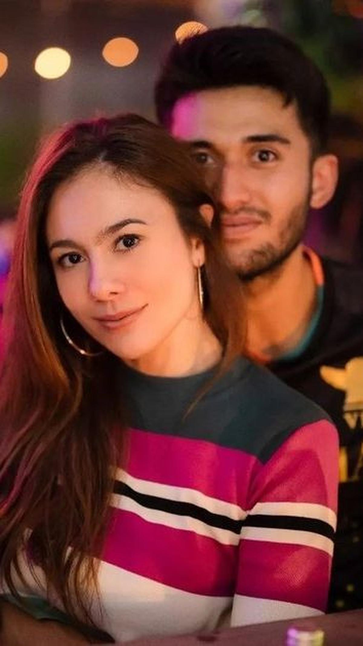 Kisah asmara Wulan Guritno dan Sabda Ahessa dikabarkan telah berakhir. Kecurigaan ini muncul karena keduanya sudah jarang membagikan potret kebersamaan di akun media sosial masing-masing.