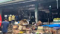 Kebakaran hari ini, Senin (15/12/2025) di Pasar Induk Kramat Jati, Jakarta Timur. (Liputan6.com/Muhammad Radityo Priyasmoro)