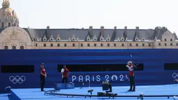 Atlet panahan putri Indonesia, Diananda Choirunisa melepaskan anak panah saat menghadapi wakil Belanda, Laura van der Winkel pada babak 64 besar nomor individual putri Olimpiade Paris 2024 di Les Invalides Arena, Paris, Selasa (30/7/2024). Diananda Choirunisa menang 7-1. (Dok. NOC Indonesia/Naif Muhammad Al'as)