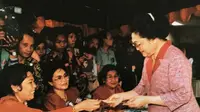 Pemilu 2024 yang digelar 14 Februari 2024 membangkitkan kenangan. Salah satunya, Pemilu era orde baru yang diikuti Pak Harto dan sang istri, Tien Soeharto. (Foto: Dok. Instagram @cendana.archives)