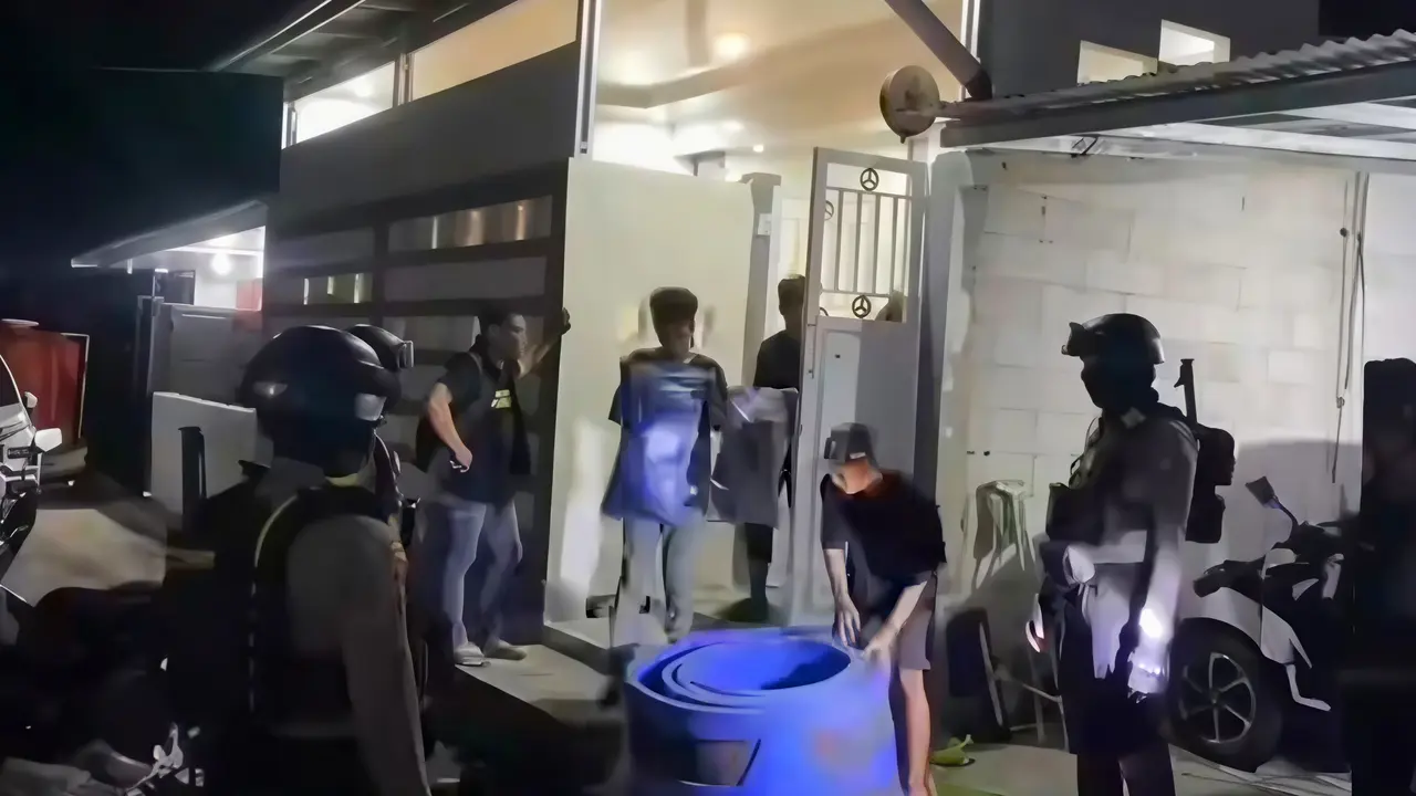 Penggerebekan arena judi sabung ayam di rumah mewah di wilayah Kecamatan Tamalanrea, Kota Makassar, Sulawesi Selatan. (Liputan6.com/Fauzan)