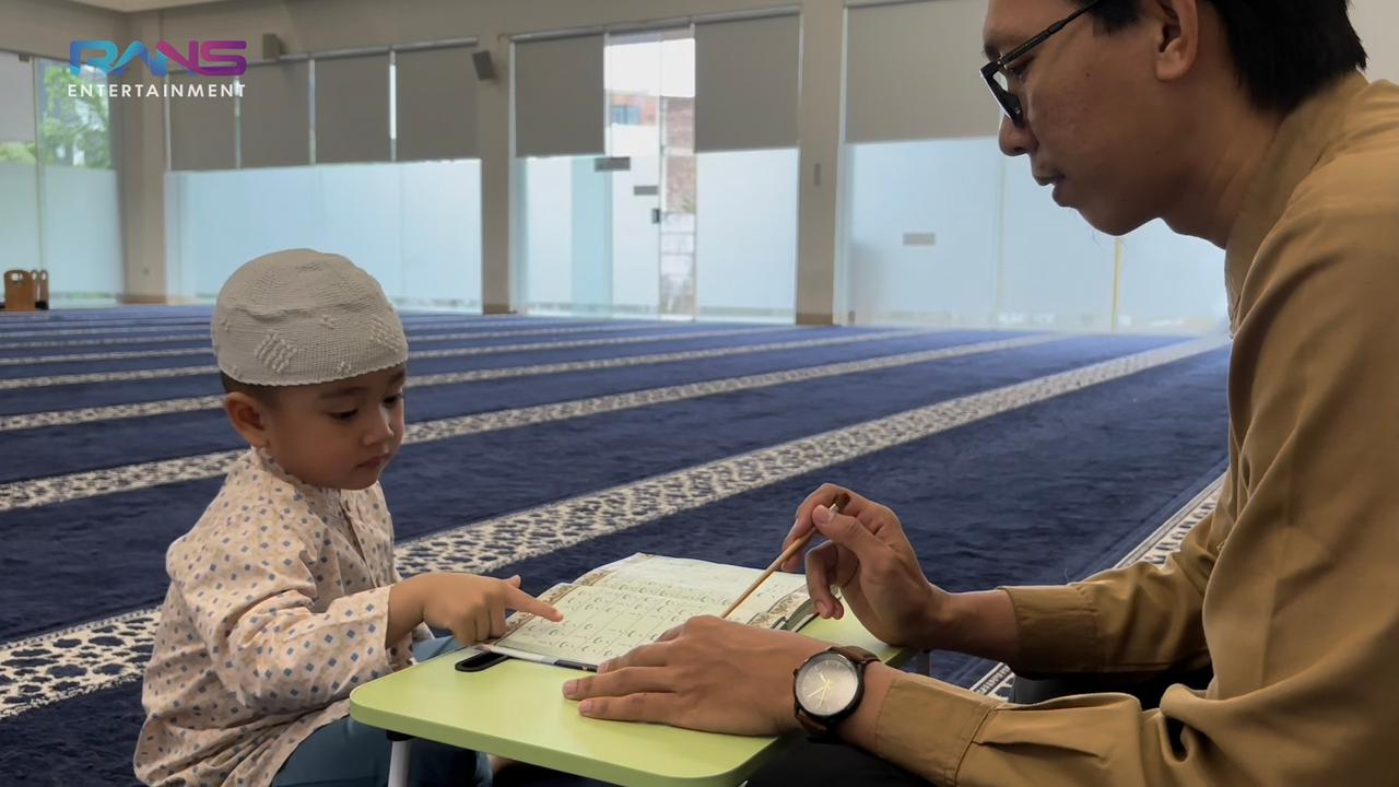 Ngamuk Sejak Bangun Tidur, Potret Rayyanza Akhirnya Pergi Ngaji ke Masjid - Kaki Sempat Kecebur Genangan Air Hujan