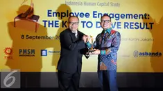 Menaker Hanif Dhakiri memberikan penghargaan kategori Best of Ceo Commitment on Human Capital Development kepada Dirut BPJS Ketenagakerjaan Agus Susanto pada acara Indonesia Human Capital Studi 2016 di Jakarta, Kamis (9/8). (Liputan6.com/Helmi Afandi)