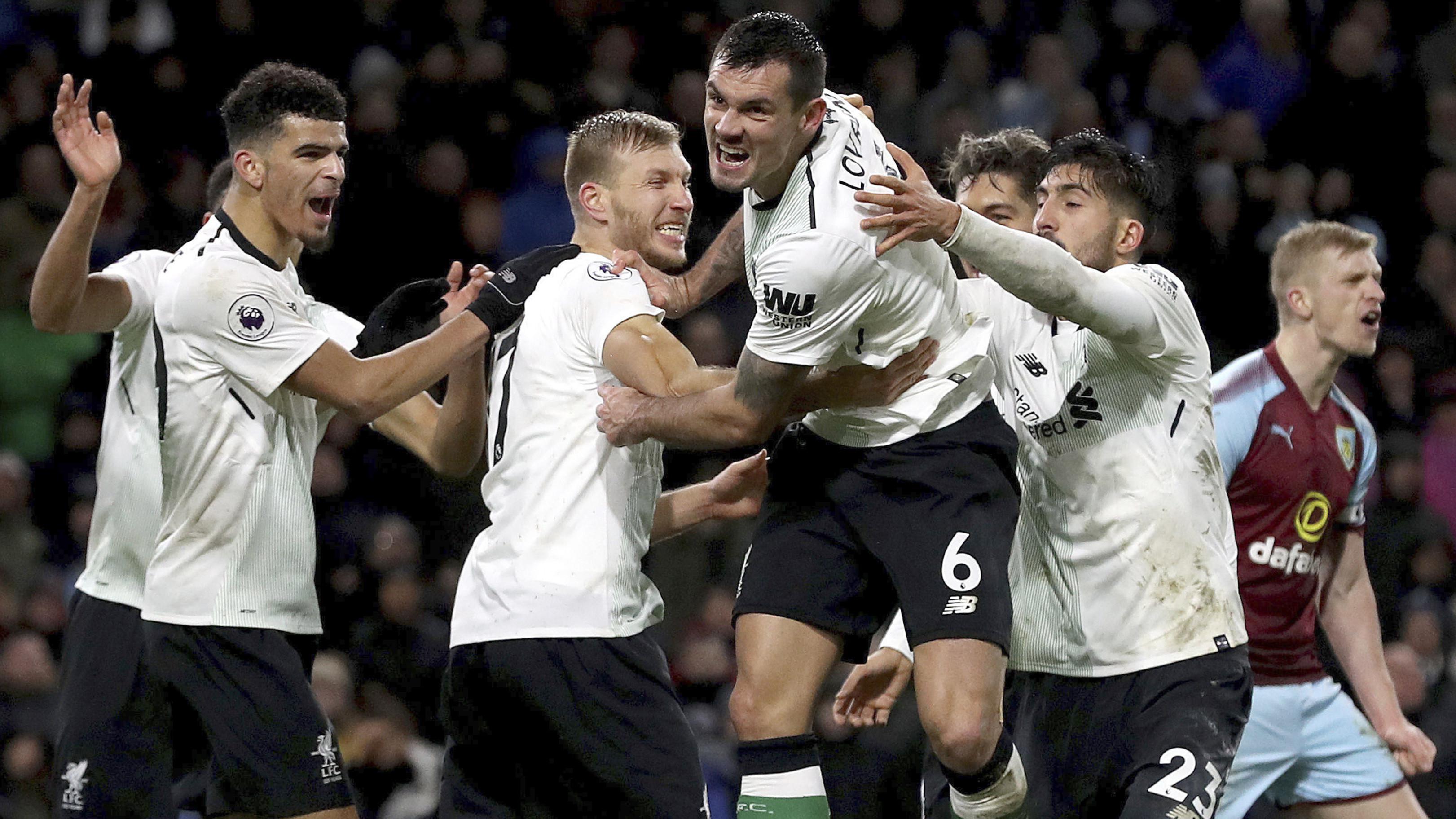 Para pemain Liverpool merayakan gol Ragnar Klavan saat melawan Burnley FC pada lanjutan Premier League di Turf Moor, Burnley, (1/1/2018). Liverpool menang 2-1 atas Burnley. (Martin Rickett/PA via AP)