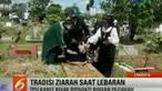 Salah satu tradisi Lebaran selain bermaafan adalah ziarah kubur ke pemakaman mendiang orang-orang terkasih.
