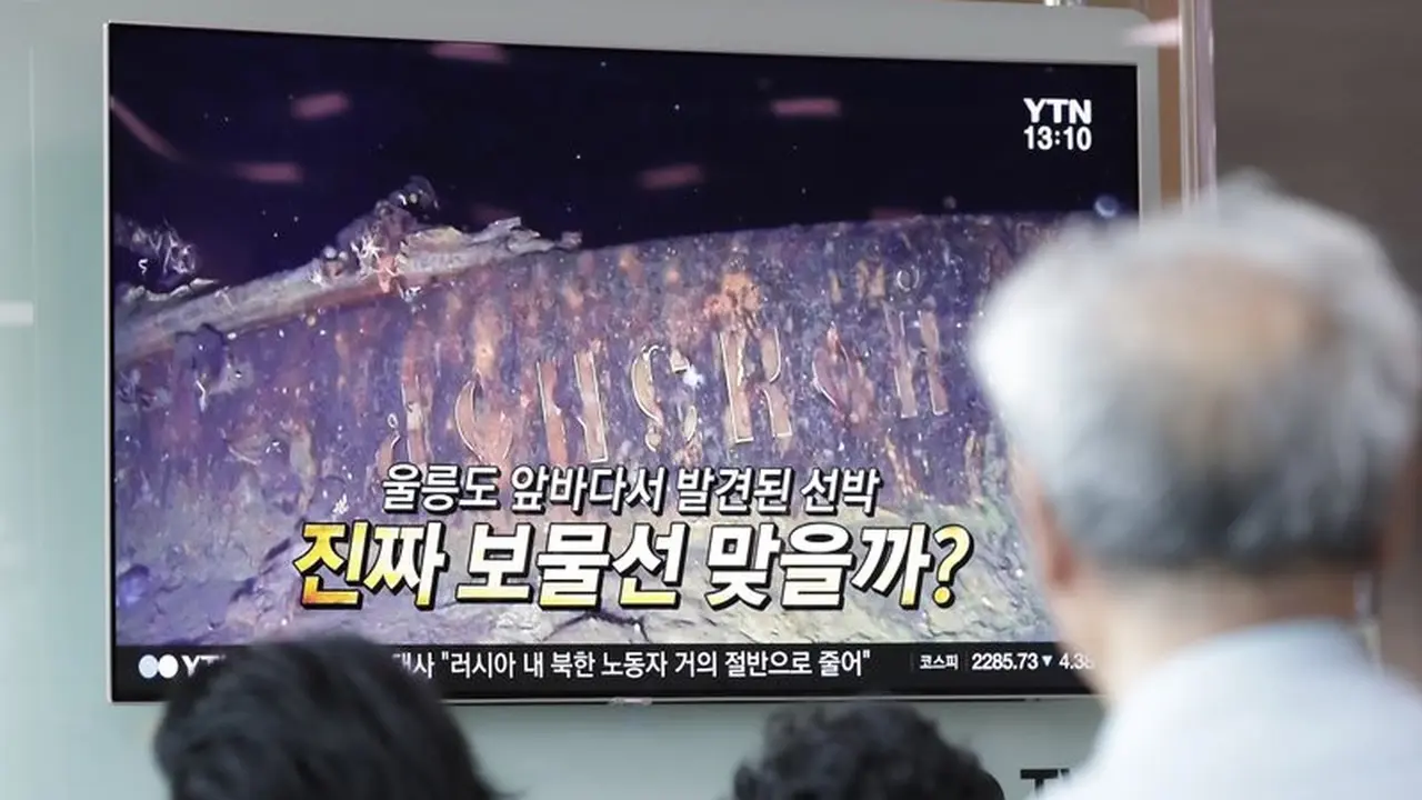 Penemuan bangkal kapal perang Rusia yang diduga memuat ratusan ton emas, tengah menjadi pemberitaan besar-besaran di Korea Selatan. (AP?Lee Jin-man)