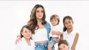 Busana bertemakan denim bikin gaya casual terlihat trendy, seperti potret Celine Evangelista dan keempat anaknya satu ini. (Instagram/riomotret).