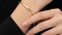 9 Model Gelang Emas Simpel Bangle Tipis Bernilai Tinggi untuk Gaya dan Investasi
