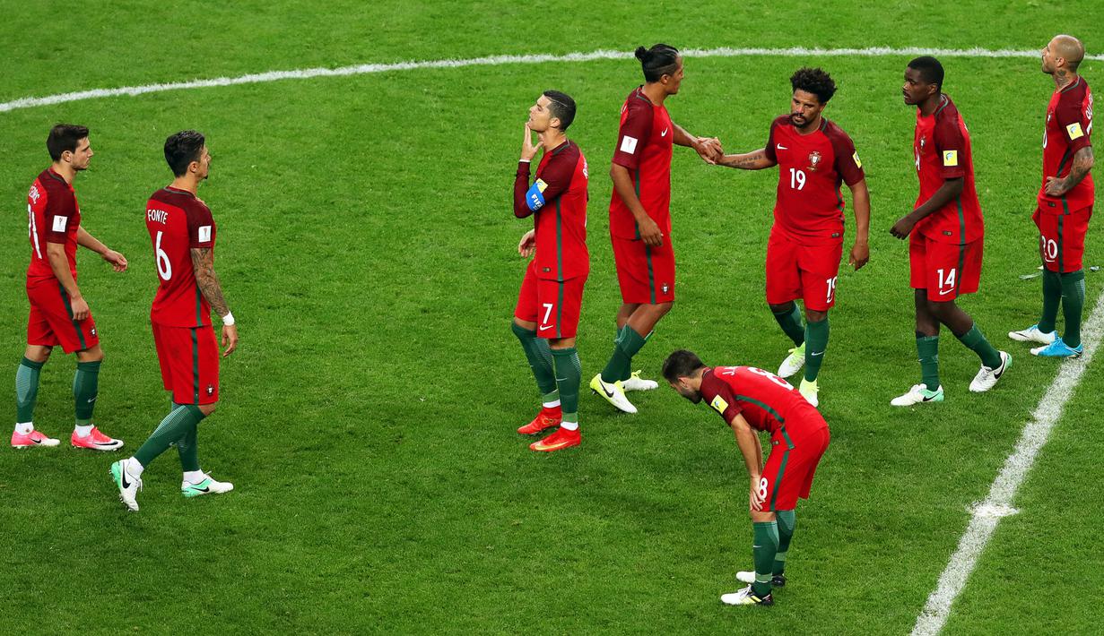 Bintang Portugal, Cristiano Ronaldo, bersama rekan-rekannya tampak sedih usai negaranya tersingkir dari semifinal Piala Konfederasi di Kazan Arena, Kazan, Rabu (28/6/2017). Portugal kalah adu penalti 0-3 dari Cile. (EPA/Tolga Bozoglu)
