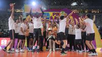 Selebrasi para pemain Jakarta Bhayangkara Presisi merayakan gelar juara PLN Mobile Proliga 2024 setelah mengalahkan Jakarta LavAni Allobank Electric 3-1 (28-30, 25-22, 25-22 dan 25-23) pada laga grand final di Indonesia Arena, Senayan, Jakarta, Minggu (21/7/2024). (Bola.com/Bagaskara Lazuardi)