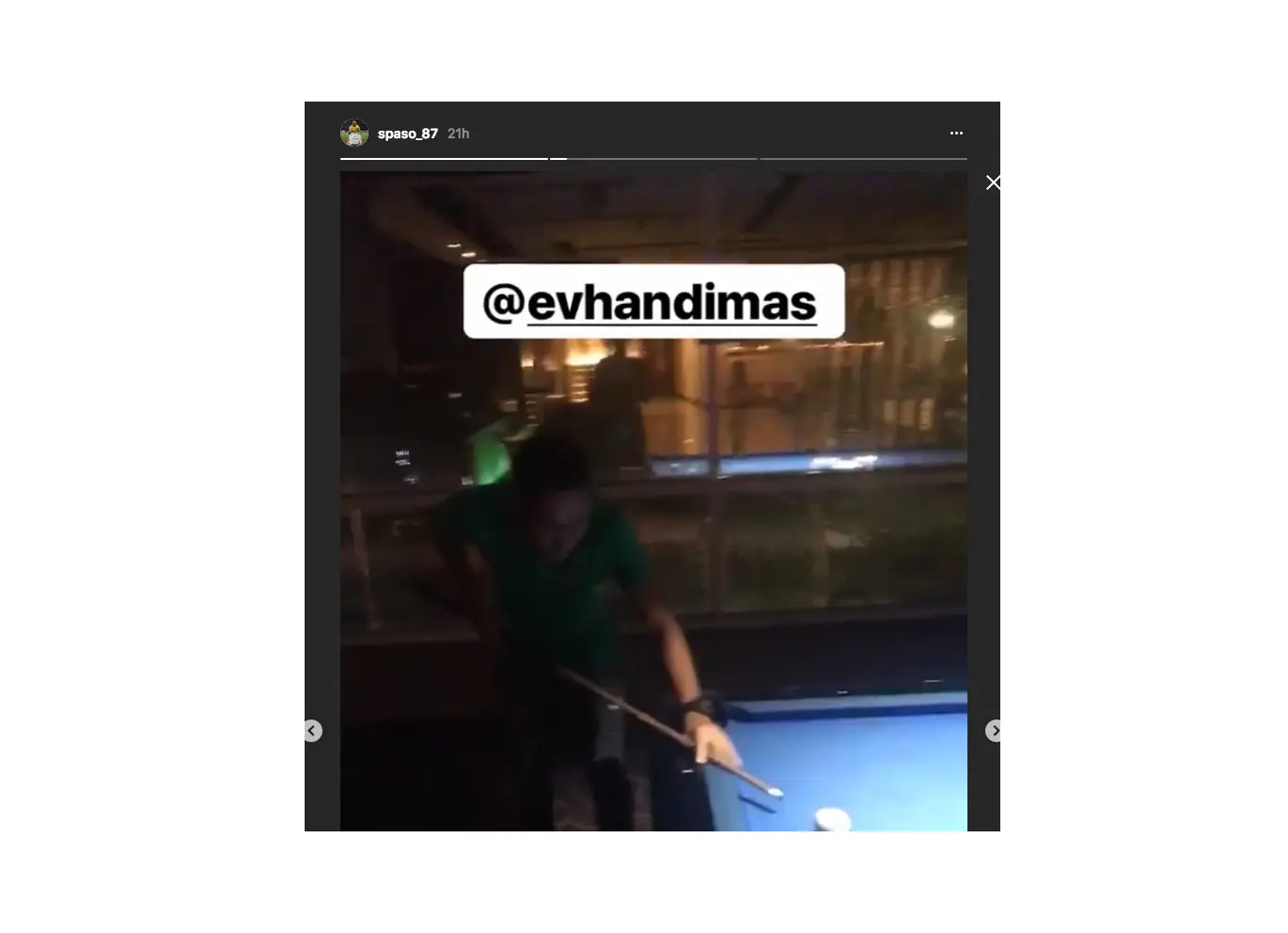Ilija Spasojevic bermain biliar bareng dengan Evan Dimas. (Bola.com/Instagram)