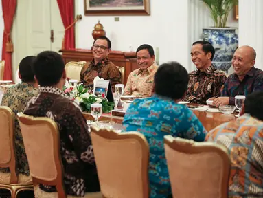 Presiden Joko Widodo tertawa berbincang dengan para komika dalam jamuan makan siang di Istana Negara, Jakarta, Kamis (17/12). Para komika datang ke Istana Negara, seperti Indro Warkop, Mongol Stress, Raditya Dika, dll. (Liputan6.com/Faizal Fanani)