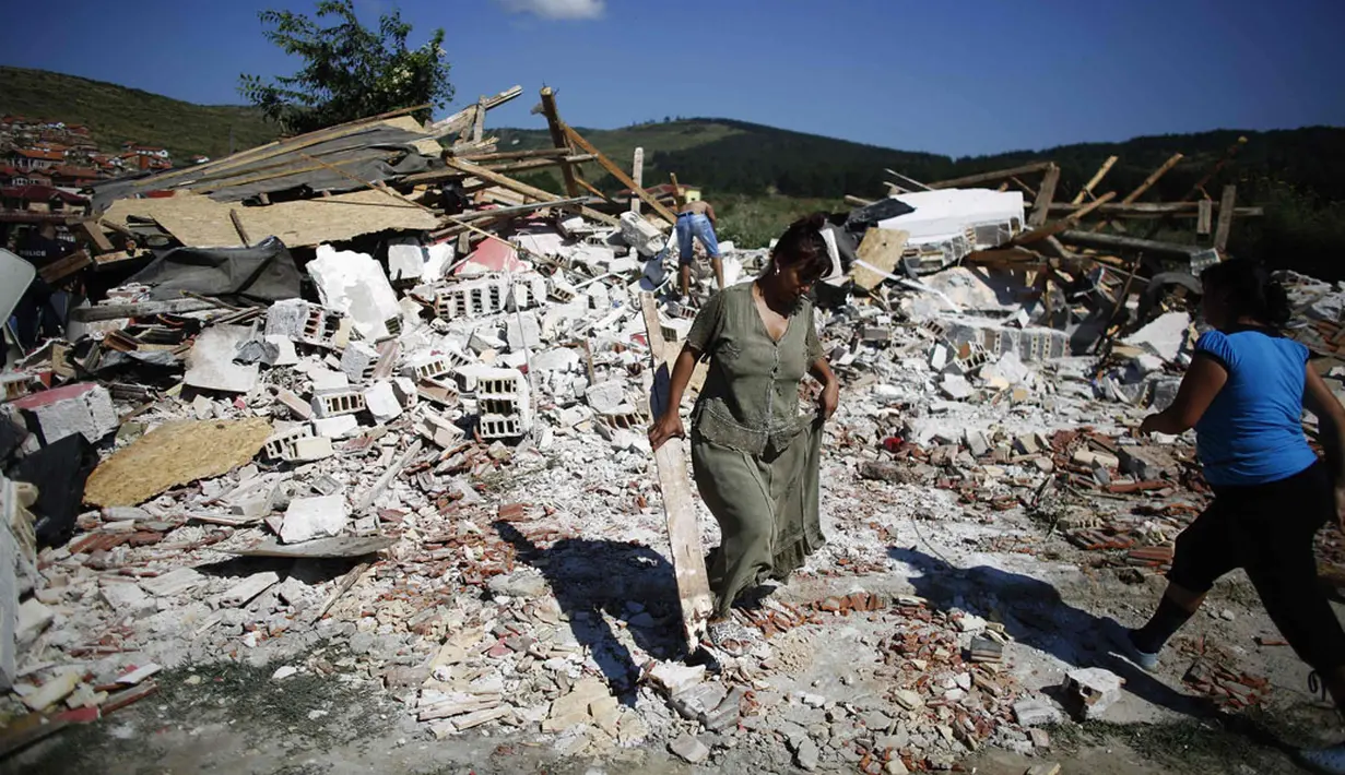 Sedikitnya 55 bangunan liar di pinggiran kota Roma, Stara Zagora, Bulgaria, dihancurkan aparat kepolisian setempat, (21/7/2014). (REUTERS/Stoyan Nenov)