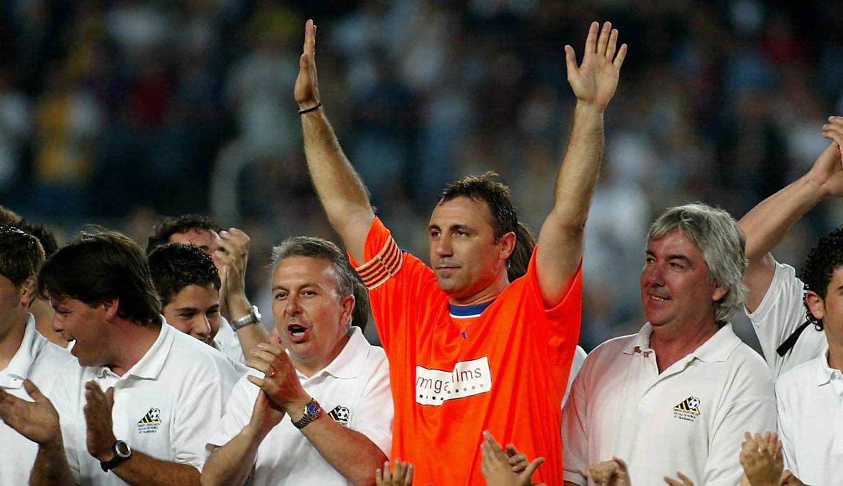 Hristo Stoichkov. Striker Bulgaria ini pertama kali memperkuat Barcelona adalah pada musim 1990/1991 hingga 1994/1995. Setelah 5 musim ia sempat pindah ke Parma pada 1995/1996. Di musim berikutnya ia kembali berseragam Barcelona selama 1,5 musim. (Foto: AFP/Cesar Rangel)