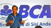 Presiden Direktur PT Bank Central Asia Tbk (BCA) Jahja Setiaatmadja memberi sambutan saat peluncuran produk dan layanan terbaru BCA dalam momentum ulang tahun ke-60 di BCA, Jakarta. Rabu (22/2). (Liputan6.com/Angga Yuniar)