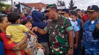 Panglima Kodam Cendrawasih Mayjen TNI Herman Asaribab menemui para pengungsi perantau di Wamena. (Liputan6.com/ Katharina Janur)