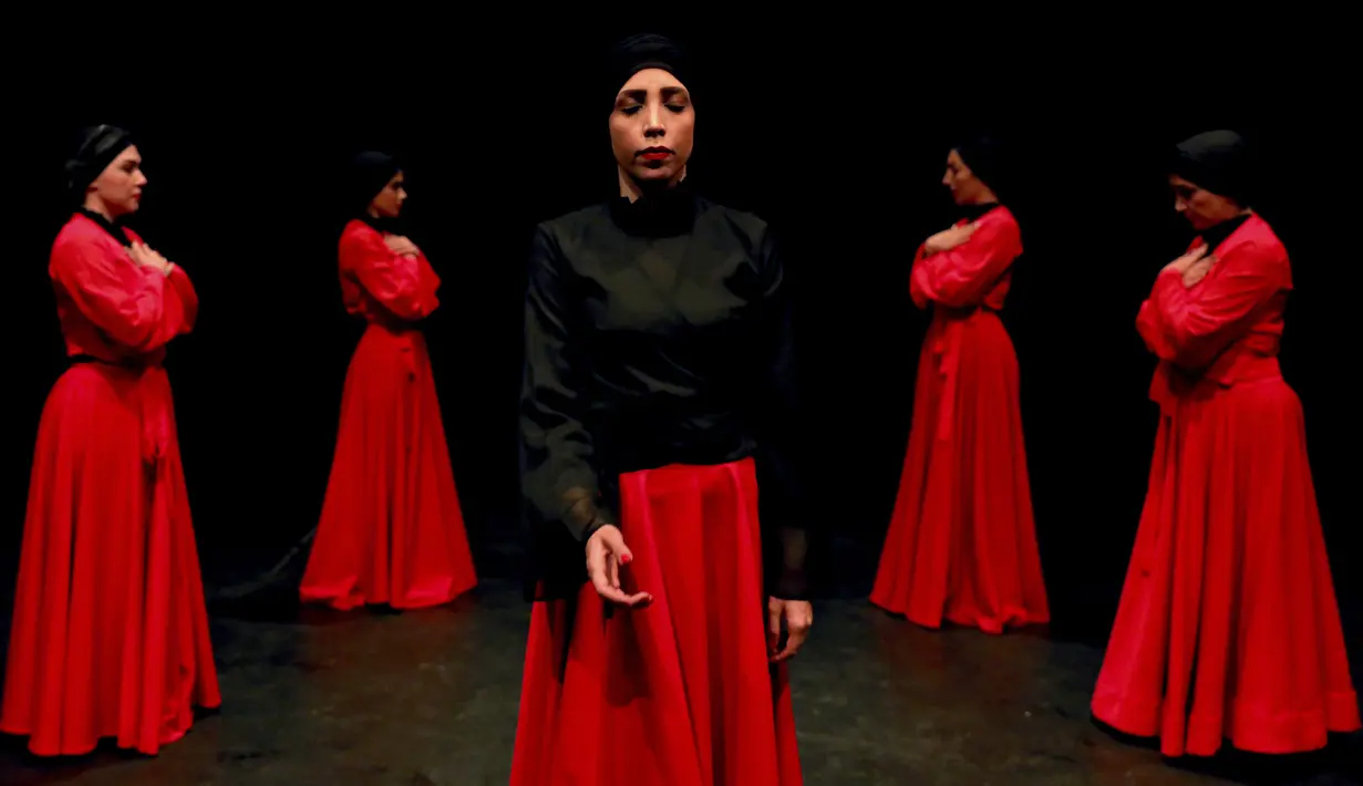 Kelompok seni Khishtan menampilkan tarian Sama atau tarian Sufi di aula teater, Teheran, Iran, 15 Oktober 2021. Sama adalah bentuk ibadah yang populer dalam tasawuf. (AP Photo/Ebrahim Noroozi)