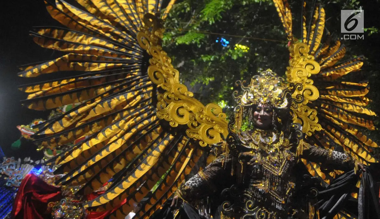 Peserta pagelaran Semarang Night Carnival melintas di ruas Jalan Imam Bonjol, Rabu (3/7/2019). Pagelaran melibatkan peserta dari Asosiasi Pemerintah Kota Seluruh Indonesia (APEKSI) yang tengah melaksanakan rapat kerja nasional ke-XIV di Kota Semarang. (Liputan6.com/Gholib)