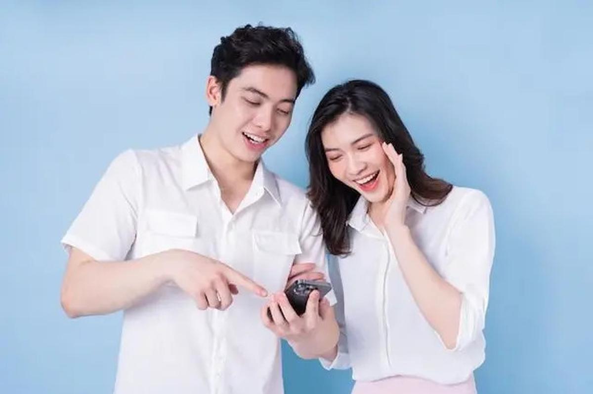 5 Kebiasaan Chatting yang Membuat Pria Semakin Menyukai Kamu