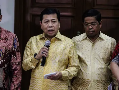 Ketua Umum Partai Golkar Setya Novanto memberikan keterangan usai pertemuan tertutup di kediaman Ketua Umum PDIP Megawati Soekarnoputri di Jakarta, Minggu (20/11). Dalam pertemuan itu membahas dinamika politik nasional. (Liputan6.com/Faizal Fanani)