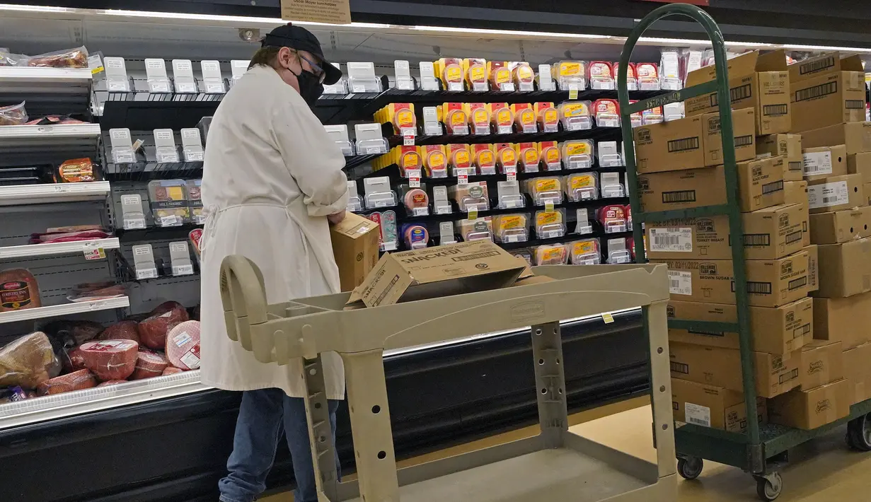 Tampilan daging makan siang diisi ulang di toko grosir di Pittsburgh, Selasa (11/1/2022). Varian Omicron yang sangat menular membuat pekerja sakit, menciptakan kekurangan tenaga kerja yang memengaruhi pengiriman produk dan pengisian kembali rak-rak toko di seluruh negeri. (AP Photo/Gene J. Puskar)