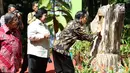 Presiden Joko Widodo menandatangani prasasti pohon saat peringatan hari lingkungan hidup 2017, Jakarta, Selasa (2/8). Jokowi juga membuka Pekan Nasional Perubahan Iklim dan Kemah Generasi Lingkungan untuk Konservasi. (Liputan6.com/Angga Yuniar)