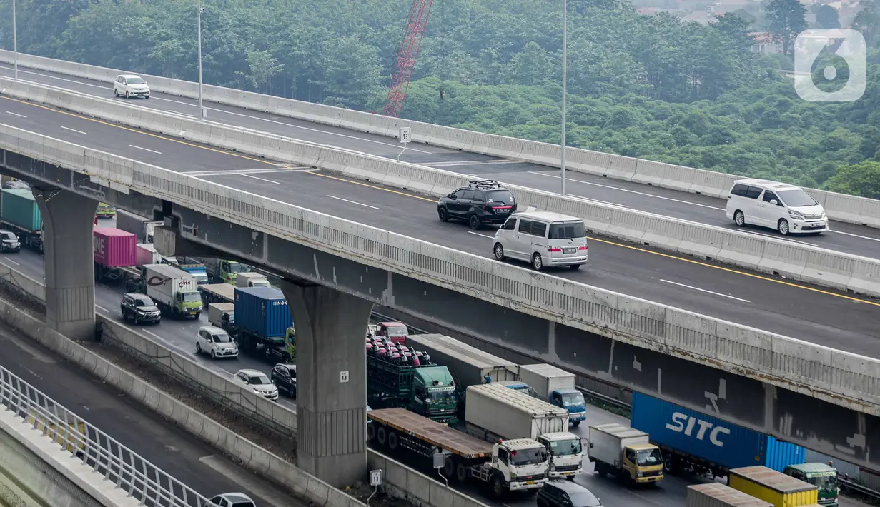 Sejumlah kendaraan roda empat melintas di Tol Layang Jakarta-Cikampek (Japek) II di Tambun, Kabupaten Bekasi, Jawa Barat, Senin (16/12/2019). Tol Layang Japek II beroperasi untuk kendaraan golongan I tanpa tarif dengan minimum kecepatan 60 km dan Maksimum 80 km per jam. (Liputan6.com/Faizal Fanani)