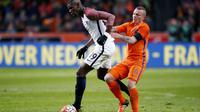 Gelandang Prancis, Paul Pogba, menuai kritik pada laga melawan Belanda (26/3/2016). (EPA/Stanley Gontha)
