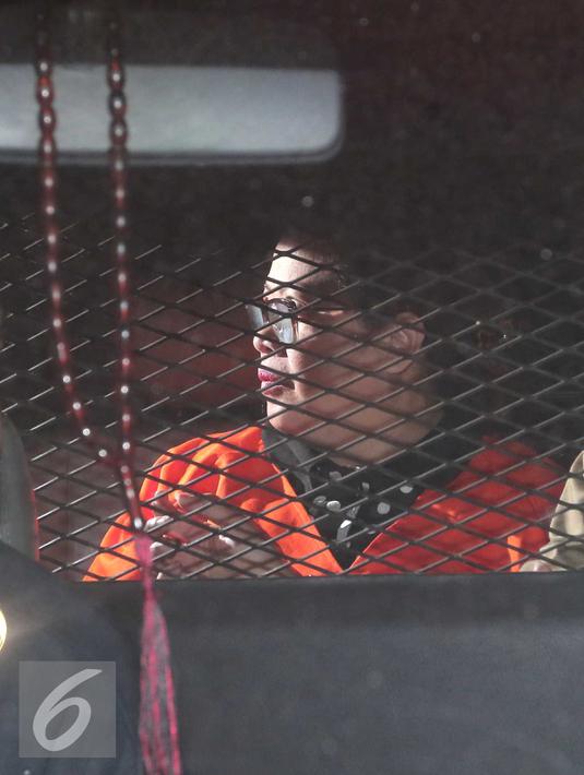 Anggota DPR F-Hanura Dewie Yasin Limpo berada di mobil tahanan usai pemeriksaan di KPK, Jakarta, Kamis (22/10) dini hari. Dewie resmi ditahan terkait kasus dugaan suap proyek Pembangkit Listrik Tenaga Mikrohidro (PLTMH) Papua. (Liputan6.com/Angga Yuniar)