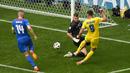 Striker Timnas Ukraina, Roman Yaremchuk (kanan) melepaskan tendangan yang tak mampu dijangkau kiper Timnas Slovakia, Martin Dubravka pada laga matchday kedua Grup E Euro 2024 di Merkur Spiel-Arena, Dusseldorf, Jerman, Jumat (21/6/2024). (AP Photo/Alessandra Tarantino)