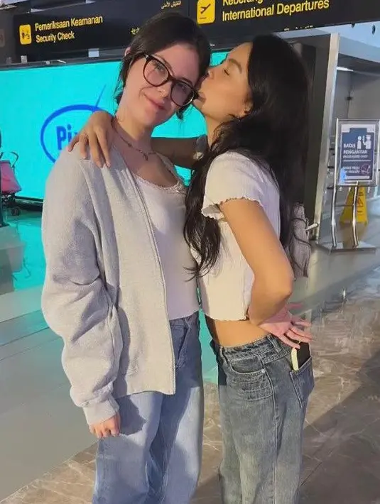 Eva Celia memasangkan crop top dan low rise baggy jeans. Sementara Manuella tampil dengan knit top putih yang dipasangkan dengan straight leg jeans dan oversized cardigan warna abu-abu.  [@sophia_latjuba88]