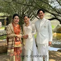 Meski digelar sederhana, tampak tamu-tamu besar keluarga Cendana turut hadir. Seperti Tutut dan Titiek Soeharto yang tampil mengenakan kebaya kartini warna terakota dan selendang batiknya.  [@yr.milla/titieksoeharto]