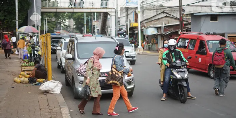 Pejalan Kaki di Depan Stasiun Lenteng Agung Abaikan Keberadaan JPO