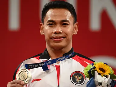 Eko Yuli berhasil persembahkan medali perak untuk Indonesia di kategori angkat besi kelas 61 kg putra dengan total angaktan 302 kg. (Foto: AFP/Vincenzo Pinto)