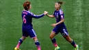 Penyerang Jepang, Yuki Ogimi (kanan) melakukan selebrasi bersama Mizuho Sakaguchi usai mencetak gol di final Piala Dunia wanita di BC Place, Vancouver, Kanada, Senin (6/7/2015). Amerika mengalahkan Jepang dengan skor 5-2. (Reuters/Erich Schlegel)
