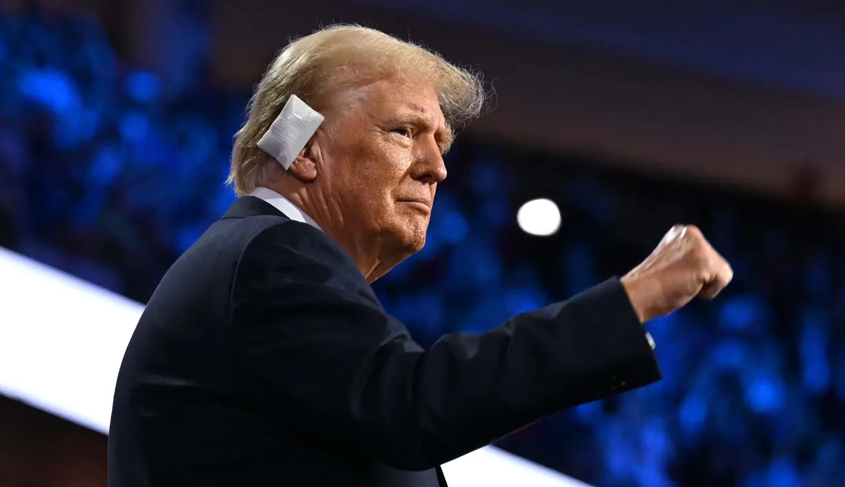 Sebelumnya, mantan Presiden dan kandidat calon Presiden Amerika Serikat dari Partai Republik, Donald Trump menjadi sasaran penembakan saat berkampanye di Pennsylvania pada Sabtu (13/7/2024) lalu. (Jim WATSON/AFP)