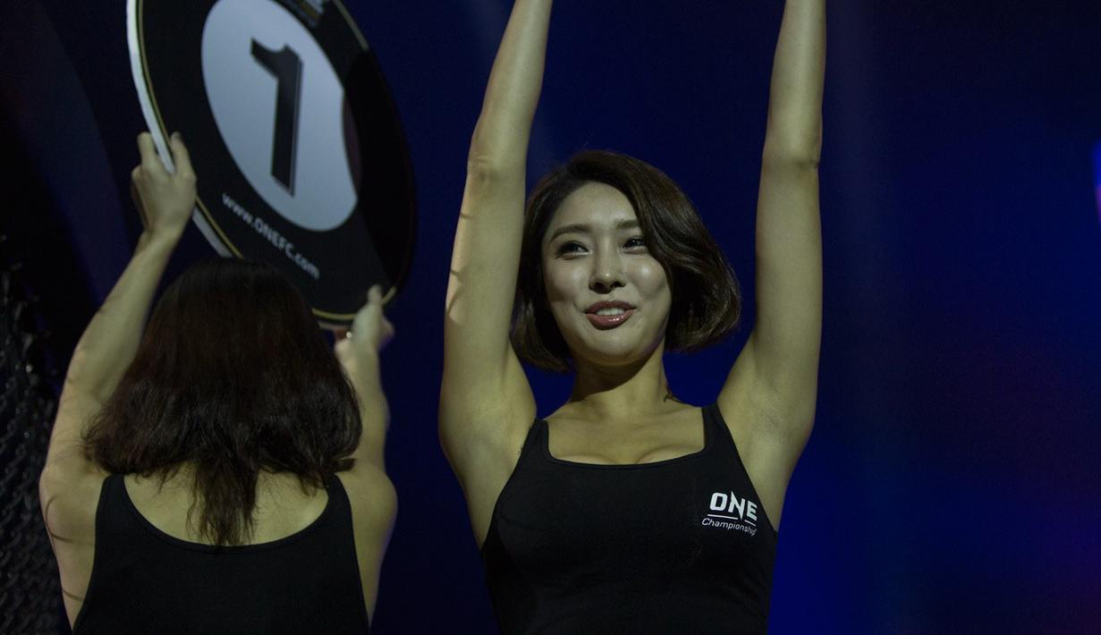 Pesona kecantikan Ring Girl meramaikan suasana pertarungan One Championship. (Bola.com/Peksi Cahyo)