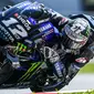 Pebalap Yamaha, Maverick Vinales, saat beraksi pada tes pramusim MotoGP 2019 di Sirkuit Sepang, Kamis (7/2). Pada tes pramusim kali ini Maverick Vinales menduduki posisi pertama dengan catatan waktu 1 menit 58.897 detik. (AFP/Mohd Rasfan)