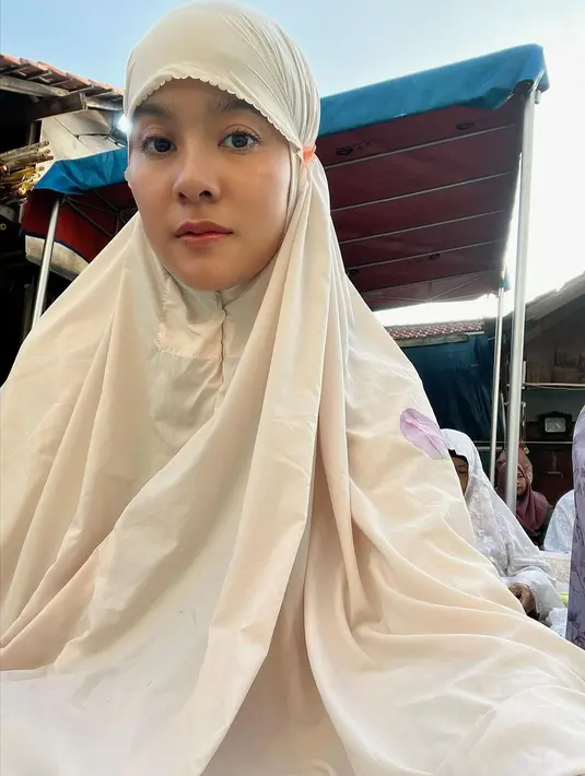 Marcella Zalianty tak ragu foto selfie dengan bare face setelah melangsungkan sholat Ied. Dengan wajah glowing yang tuai pujian, Marcella mengenakan mukena cokelat dengan motif mirip balon udara [@marcella.zalianty]