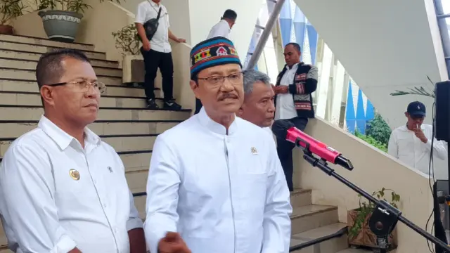 Menteri Sosial Republik Indonesia, Saifullah Yusuf didampingi Gubernur NTT Melki Laka Lena saat memberi keterangan pers.