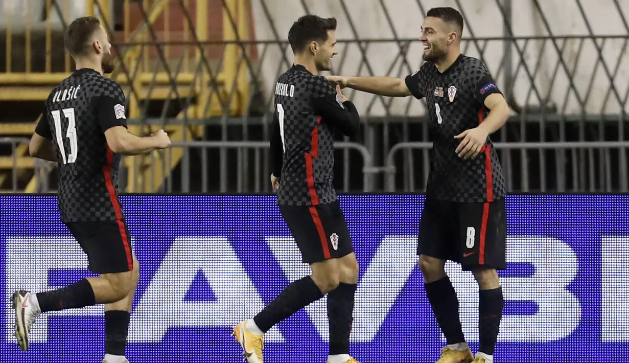 Gelandang Kroasia, Mateo Kovacic (kanan) berselebrasi usai mencetak gol ke gawang Portugal pada pertandingan UEFA Nations League di stadion Poljud di Split, Kroasia, Selasa (17/11/2020). Portugal menang tipis atas Kroasia 3-2. (AP Photo / Darko Bandic)